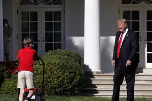 Cậu bé 11 tuổi, xin việc cắt cỏ tại Nhà Trắng