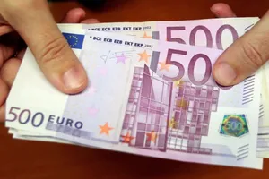 Tìm thấy 2,7 tỉ đồng mắc kẹt trong ... bồn cầu