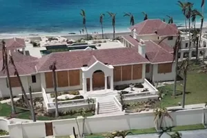 Biệt thự Tổng thống Trump xác xơ sau bão