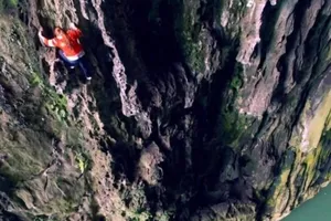 Nữ người nhện, leo vách đá 100m để kiếm sống