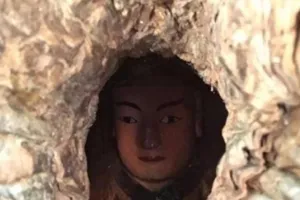 Tìm thấy tượng phật 1000 năm tuổi trong thân cây khô