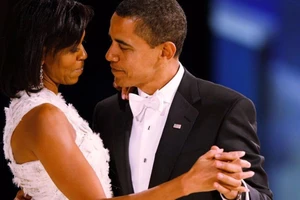 Kỷ niệm 25 năm ngày cưới, bà Obama đăng ảnh gây sốt 