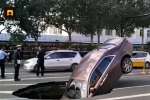 Siêu xe 17 tỉ sụp hố tử thần ở Trung Quốc