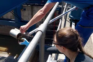 Thu được... 43 kg vàng 'lạc' dưới cống