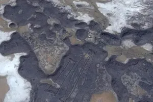 400 'cánh cửa' bí ẩn trên miệng núi lửa giữa sa mạc