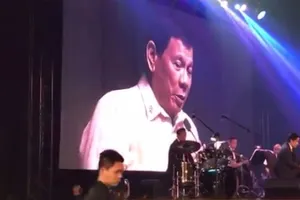 Ông Duterte hát tình ca theo đề nghị của ông Trump