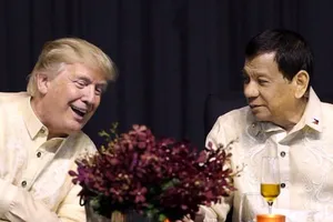 Ông Trump mặc trang phục truyền thống của Philippines