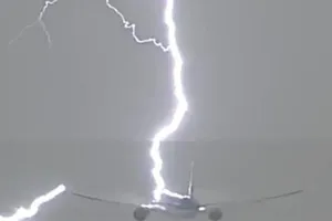 Đứng tim máy bay đang cất cánh bỗng bị sét đánh