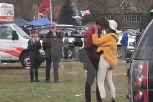 Con gái ông Obama bị bắt gặp hút thuốc, hôn trai lạ