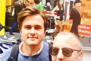 Chàng trai lạ hôn con gái ông Obama là ai?