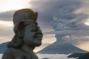 Núi lửa Indonesia sắp bùng nổ, 100.000 dân sơ tán