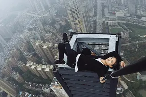 'Vua mạo hiểm' Trung Quốc tử nạn vì chụp ảnh tự sướng