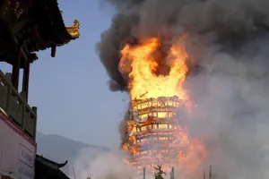 Hé lộ lý do tháp chùa cao nhất châu Á cháy rụi