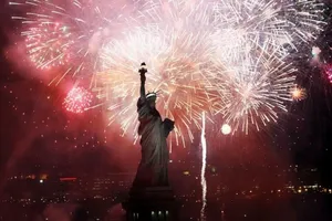 Lạnh -11 độ C, người New York vẫn đổ xô đón giao thừa