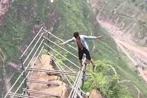 Đứng tim với clip 'người bay' ở Trung Quốc