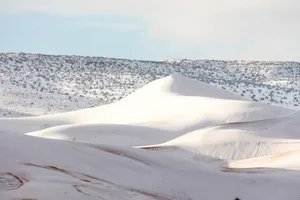 Tuyết dày 40 cm phủ kín thị trấn giữa sa mạc Sahara