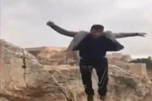 Rơi xuống núi vì mải chụp ảnh mừng sinh nhật