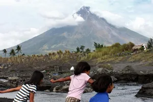 Núi lửa sắp bùng nổ, Philippines sơ tán hàng ngàn dân
