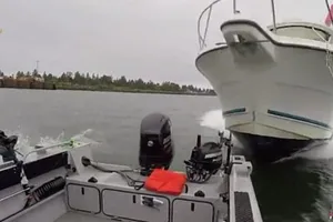 Khoảnh khắc kinh hoàng tàu lớn đâm sầm vào canô