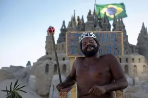 Người đàn ông 22 năm sống trong... lâu đài cát