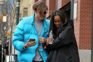 Con gái ông Obama tình tứ bên bạn trai 'soái ca'