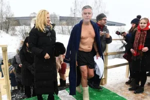 Sau ông Putin, đại sứ Mỹ cũng trầm mình dưới sông băng 