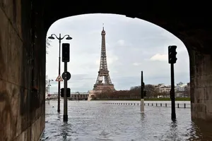 Sông Seine tràn bờ, Paris chìm trong nước lũ