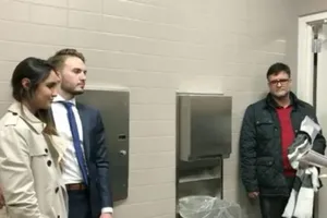 Cặp đôi kết hôn bên trong nhà vệ sinh nữ