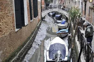 Những con kênh thơ mộng ở Venice bỗng dưng cạn nước