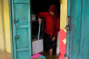 Sống sót sau 13 tiếng xe bị vùi trong bùn đất