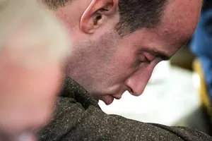 Ảnh 'chộp' cố vấn của ông Trump ... ngủ gật khi họp