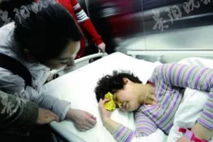 Nữ cảnh sát liều mình cứu bé gái rơi từ lầu 4 