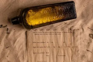 Phát hiện lá thư trong chai lâu đời nhất thế giới