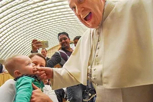 Bé trai cắn tay Đức giáo hoàng khi được ban phước