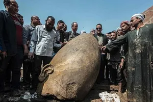 Ai Cập: Tìm thấy nhiều mảnh tượng Pharaoh 2.500 năm tuổi