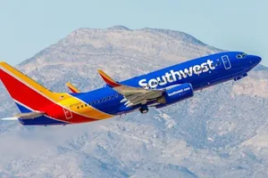 Đứng tim máy bay cất cánh giữa tâm bão