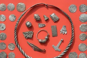 Dò kim loại, vô tình phát hiện kho báu từ thế kỷ 10