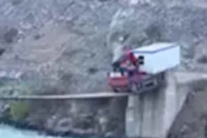 Nín thở coi xe tải qua cầu treo