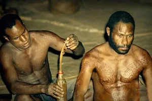 Kỳ dị bộ lạc biến cơ thể mình thành cá sấu