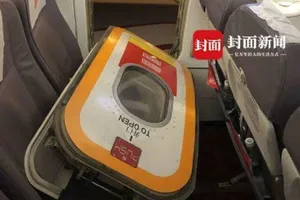 Ngột ngạt, khách mở cửa thoát hiểm máy bay để... hóng gió trời