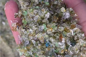 Lạ lùng bãi biển toàn thủy tinh đầy sắc màu