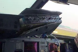 Máy bay hạ cánh khẩn vì rơi cửa sổ buồng lái