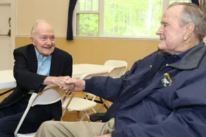 Cựu Tổng thống George H.W. Bush lại nhập viện