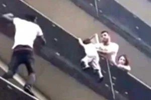 Clip: 'Người nhện' Paris cứu em bé treo lơ lửng ngoài ban công