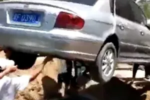 Lạ đời người đàn ông thích được mai táng trong xe hơi