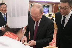 Ông Putin thưởng trà trên tàu cao tốc, thử làm sủi cảo tại TQ