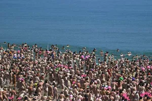 2.500 phụ nữ khỏa thân tắm biển để gây quỹ từ thiện