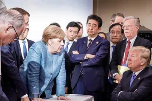 Bức ảnh ông Trump 'đối đầu' lãnh đạo G7 gây sốt cộng đồng mạng