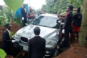 Mua xe hơi BMW X5 đời mới để làm quan tài chôn cất cha