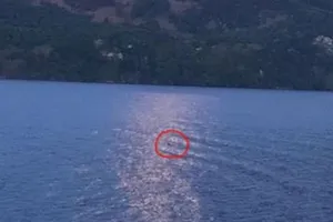 Lần đầu tiên quái vật hồ Loch Ness xuất hiện dưới ánh trăng